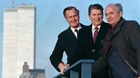 Setelah pertemuan di New York, Presiden Ronald Reagan, Wakil Presiden George Herbert Walker Bush dan Mikhail Gorbachev berpose dengan World Trade Center di latar belakang di Amerika Serikat, Selasa (8/12/1987). (Bettmann/Getty Images)  