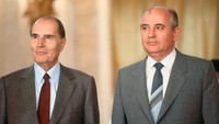 Ini adalah momen Mikhail Gorbachev berpose dengan Francois Miterand yang kala itu menjabat sebagai presiden Prancis. (Bettmann/Getty Images)  
