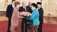 Ibu Tien Soeharto menerima karangan bunga dari Raisa Gorbachev disaksikan Presiden Gorbachev dan Presiden Soeharto di Moskow, Rusia, 1989. (Dok. Perpusnas)  