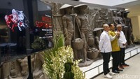 Dari kiri ke kanan Ketua Umum Ikatan Motor Indonesia, IMI Bambang Soesatyo berbincang bersama Direktur Utama Indonesia Tourism Development Corporation, ITDC Ari Respati dan Direktur Utama MGPA Priandhi Satria saat berlangsungnya peluncuran tiket presale MOTUL FILM World Superbike (WSBK) Indonesian Round 2022 di Jakarta, Rabu (31/8/2022).
