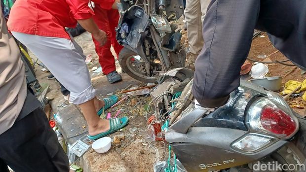 Motor Hancur Tertimpa Tiang BTS