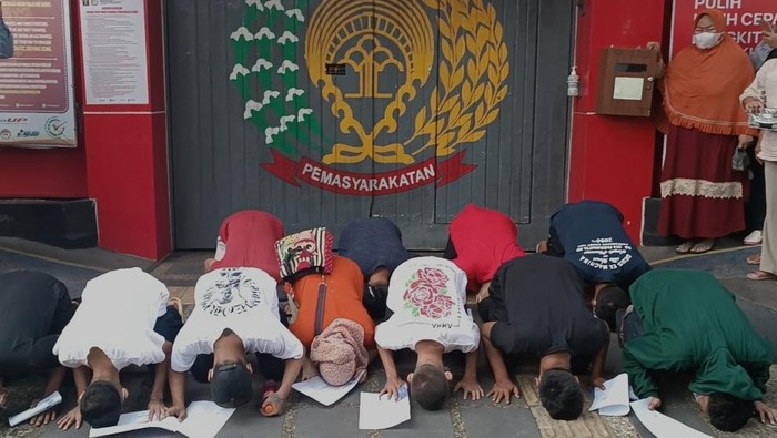 Napi Lapas Sukabumi saat keluar dari Lapas.
