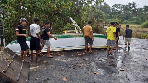 Nelayan Pantai Pengalon saat menunjukkan perahu yang rusak akibat dihantam gelombang
