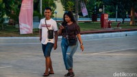 Alasan warga mengunjungi PLBN Wini salah satunya karena kemegahan bangunannya.
