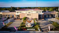 Bangunan utama PLBN Wini terlihat mentereng di batas negeri. Sore hari menjadi waktu terbaik untuk mengunjungi PLBN Wini karena cuaca cerah serta matahari yang sudah mulai terbenam.