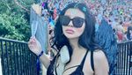 Pesona Olive Lee yang Masih Seksi di Usia Kepala Empat
