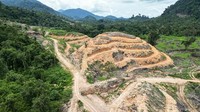 Tampak perbukitan direkayasa untuk proses pembangunan.  PLTA Kayan bernilai investasi mencapai lebih dari US$ 17 miliar atau setara dengan Rp 252,49 triliun dengan asumsi kurs Rp 14.852. Tahap pertama PLTA Kayan Cascade berkapasitas 900 Megawatt (MW), tahap kedua 1.200 MW, tahap ketiga dan keempat masing-masing 1.800 MW, dan tahap kelima 3.300 MW.  