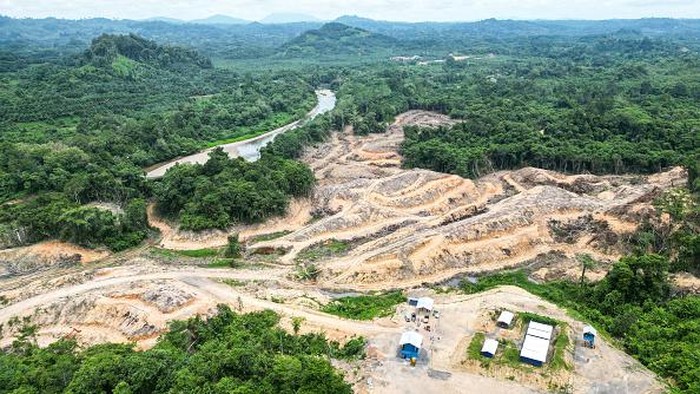 Pandangan Udara Proyek Calon PLTA Terbesar di Asia Tenggara NORTH KALIMANTAN, INDONESIA - AUGUST 30: An aerial view of the construction of the biggest hydropower plant in South East Asia along the Kayan river at Long Peso, Bulungan in North Kalimantan, Indonesia on August 30, 2022. Environmental friendly powerplant will operate in 2025 to support the Kaltara Integrated Green Economic Zone with a capacity of 1st phase 900 Megawatt, 2nd phase 1.200 MW, 3rd phase 1.800 MW, 4th phase 1.800 MW, 5th phase 3.300 MW. (Photo by Anton Raharjo/Anadolu Agency via Getty Images)