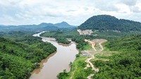 Pemandangan dari udara melmperlihatkan pembangunan pembangkit listrik tenaga air terbesar di Asia Tenggara di sepanjang Sungai Kayan di Long Peso, Bulungan, Kalimantan Utara, Selasa (30/8/2022),  