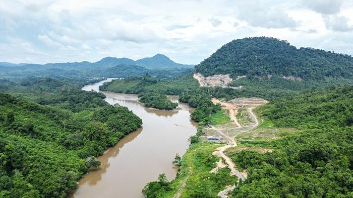 Pandangan Udara Proyek Calon PLTA Terbesar di Asia Tenggara NORTH KALIMANTAN, INDONESIA - AUGUST 30: An aerial view of the construction of the biggest hydropower plant in South East Asia along the Kayan river at Long Peso, Bulungan in North Kalimantan, Indonesia on August 30, 2022. Environmental friendly powerplant will operate in 2025 to support the Kaltara Integrated Green Economic Zone with a capacity of 1st phase 900 Megawatt, 2nd phase 1.200 MW, 3rd phase 1.800 MW, 4th phase 1.800 MW, 5th phase 3.300 MW. (Photo by Anton Raharjo/Anadolu Agency via Getty Images)