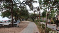 Selain suasananya yang tenang, pantai ini juga dilengkapi dengan paving blok, sehingga mempermudah aktivitas olahraga. (bonauli/detikcom)