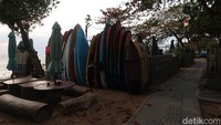 Toko-toko peminjaman alat surfing masih tutup. Area pantai masih sangat sepi. (bonauli/detikcom)