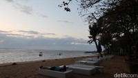 Saking damainya Pantai Sindhu, seorang bocah terlelap sebentar sesaat sebelum berangkat sekolah. (bonauli/detikcom)