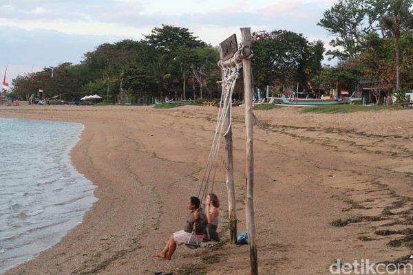 Pantai Sindhu juga punya ayunan yang menghadap ke pantai, tepatnya di Icon Bali. (bonauli/detikcom)