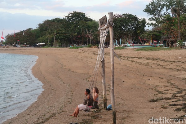 Pantai Sindhu juga punya ayunan yang menghadap ke pantai, tepatnya di Icon Bali. (bonauli/detikcom) Pantai Sindhu juga punya ayunan yang menghadap ke pantai, tepatnya di Icon Bali. (bonauli/detikcom)