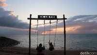 Bangun lebih pagi dan cari sunrise, karena pantai ini punya pemandangan yang sangat cantik. (bonauli/detikcom)