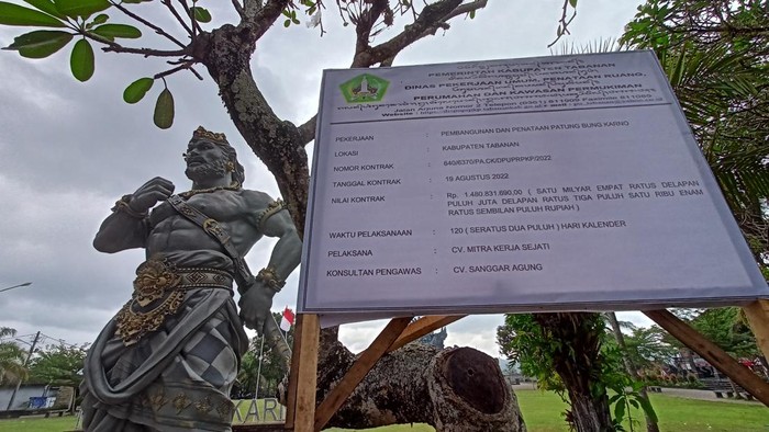 Papan pengumuman pelaksanaan proyek pembangunan dan penataan patung Bung Karno di Taman Kota Tabanan seperti terlihat pada Rabu (31/8/2022).