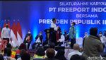 Pegawai Freeport Kegirangan Dapat Jaket Bekas Pakai Jokowi