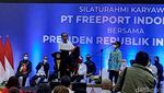 Pegawai Freeport Kegirangan Dapat Jaket Bekas Pakai Jokowi
