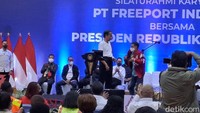 Akhirnya Jokowi memilih salah satu pegawai Freeport yang tunjuk jari dan berbadan kecil seperti Jokowi. Pegawai yang terpilih itu terluhat kegirangan. Alhamdulillah, teriak pegawai tersebut.