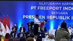 Pegawai Freeport Kegirangan Dapat Jaket Bekas Pakai Jokowi