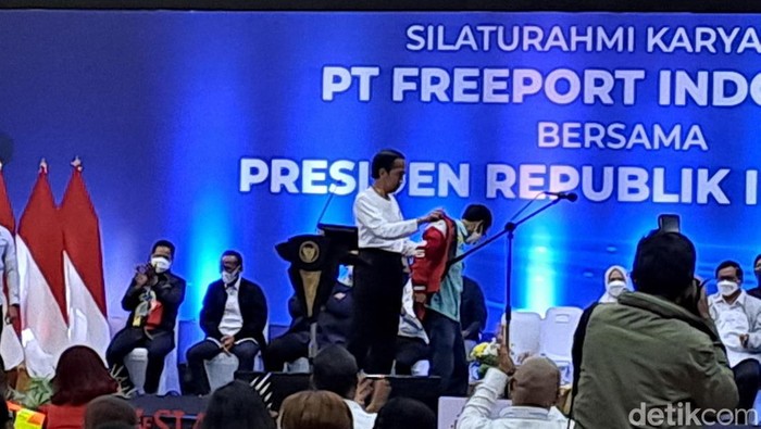 Pegawai Freeport Kegirangan Dapat Jaket Bekas Pakai Jokowi Ada momen menarik dalam silaturahmi Presiden Jokowi dengan pegawai PT Freeport Indonesia. Salah satu pegawai Freeport Indonesia kegirangan dikasih jaket bekas Jokowi.