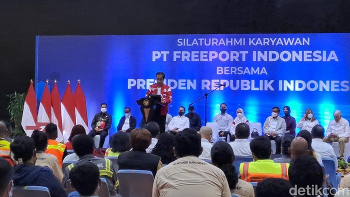 Pegawai Freeport Kegirangan Dapat Jaket Bekas Pakai Jokowi Ada momen menarik dalam silaturahmi Presiden Jokowi dengan pegawai PT Freeport Indonesia. Salah satu pegawai Freeport Indonesia kegirangan dikasih jaket bekas Jokowi.