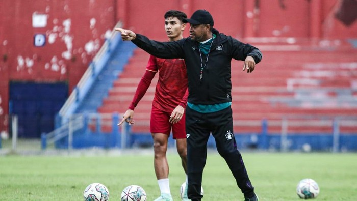 Pelatih baru Persik Kediri Divaldo Alves mulai memimpin latihan