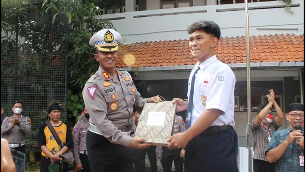Pemberian penghargaan kepada Muhammad Luthfi di SMPN 30 Semarang, Selasa (30/8/2022).