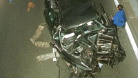 Petugas mengambil mobil yang ditumpangi Diana. Diana dianggap punya pengaruh signifikan terhadap dunia fesyen.  (AP/Jerome Delay)