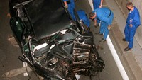 Petugas bersiap untuk mengevakuasi mobil Mercedes Benz S-280 yang ditumpangi Puri Diana dan kekasihnya, Dody Al Fayed usai mengalami kecelakaan. Mobil itu menabrak pilar di terowongan Pont de lAlma, Paris, Prancis, ketika berusaha menghindar kejaran paparazi. (AP/Jerome Delay)