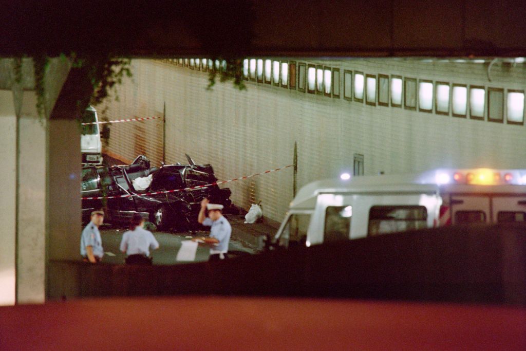 The wreckage of Princess Diana's car lies in a Paris tunnel on August 31, 1997.Diana and companion Dodi Al Fayed were killed during the traffic accident. / AFP PHOTO / Jack GUEZ        (Photo credit should read JACK GUEZ/AFP via Getty Images)