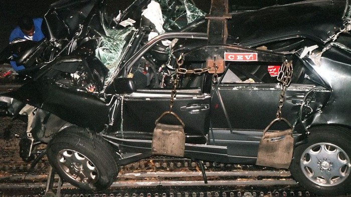 Penampakan Mobil Putri Diana yang Ringsek Akibat Kecelakaan 25 Tahun Lalu File photo dated 31 August 1997 shows a French police expert (L in the background) working on the wreckage of Princess Diana's car in the Alma tunnel of Paris. The father of Princess Diana's dead lover welcomed the news 31 May 2006 that fresh witnesses and evidence have been found as part of a probe into the car crash that killed the couple in Paris in 1997. Mohammed Al Fayed, owner of the world-famous Harrods department store, also said he hoped Sir John Stevens, a former top police officer who is leading the investigation, would continue his work until he found