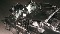 Penampakan puing-puing mobil Putri Diana di terowongan Alma Paris. Diana Spencer, seorang gadis polos yang naik kelas karena diperistri Pangeran Charles. (AFP/Getty Images/Pierre Boussel)