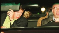 Diana, Princess of Wales dan Dodi Fayed (keduanya terlihat sebagian di kursi belakang), pengawal Trevor Rees-Jones (depan, kiri) dan pengemudi Henri Paul, dalam Mercedes-Benz S280 mereka, sesaat sebelum kecelakaan fatal yang menewaskan Diana, Fayed dan Paul, di Paris, 31 Agustus 1997. (Sygma/Getty Images/Langevin Jacques)