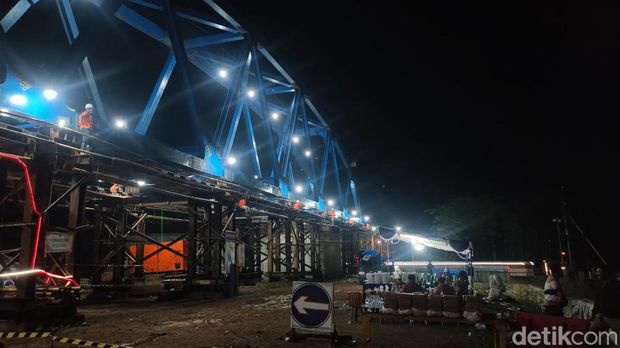 Penutupan Jalan Poros Maros-Pangkep imbas pengerjaan jembatan kereta api.