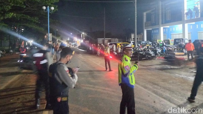 Penutupan Jalan Poros Maros-Pangkep imbas pengerjaan jembatan kereta api.