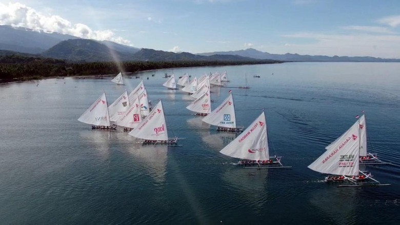 Perahu Sandeq Lomba Perahu Sandeq atau Sandeq Race kembali digelar di Sulawesi Barat (Sulbar). Ada 35 perahu tradisional khas Suku Mandar yang berlayar mengarungi samudra menuju Ibu Kota Nusantara (IKN), Kalimantan Timur.