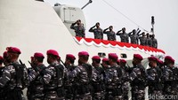 Tentara berbaris dalam seremoni peresmian kapal. Kapal PC-60 M merupakan pengembangan kapal patroli pendahulu, yakni jenis PC-40.