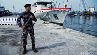 Prajurit berjaga di depan kapal yang baru diresmikan. KRI Bawal-875 akan mengemban tugas jajaran unsur patroli di bawah Satrol Lantamal XIV Sorong.