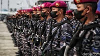 Prajurit TNI AL mengikuti peresmian KRI Dorang-874 dan KRI Bawal-875.