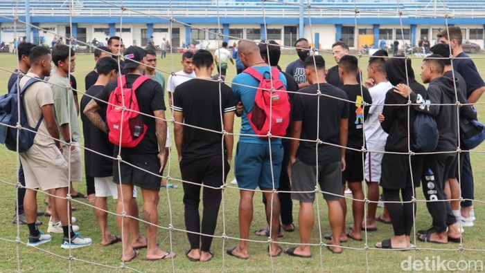 Persib Bandung batal menggelar latihan setelah sang kitman Zulkarnaen (Ajun) meninggal dunia.
