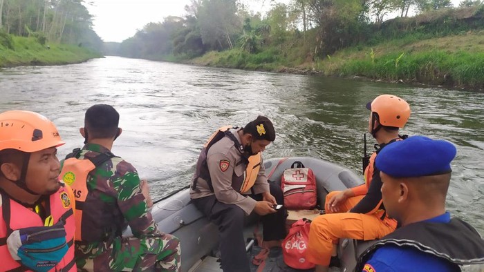 Petugas gabungan mencari bocah yang hilang tenggelam di Blitar