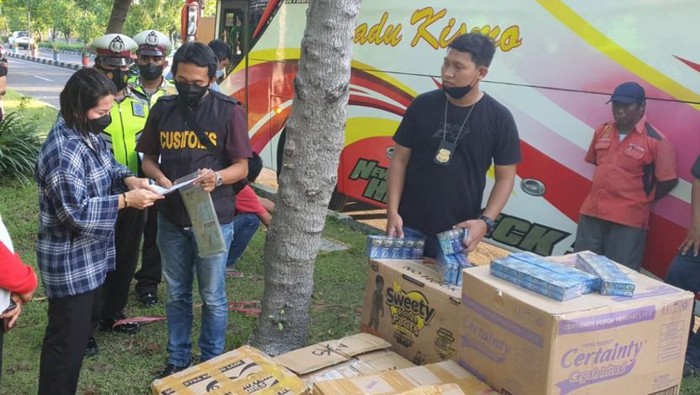 Petugas menhentikan bus yang digunakan mengirim rokok tanpa cukai ke Madura