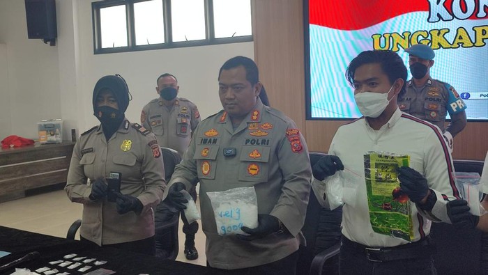 Polisi merilis kasus peredaran 1,3 Kg sabu di Bogor