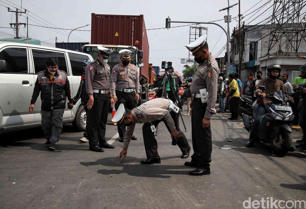 Polisi melakukan olah TKP dengan kamera laser tiga dimensi di lokasi kecelakaan maut depan Sekolah Dasar Negeri Kota Baru, Jalan Sultan Agung KM 28, Bekasi, Jawa Barat, Rabu (31/8/2022).