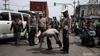 Polisi Olah TKP Kecelakaan Maut Truk Tabrak Tiang BTS Di Bekasi