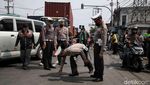Polisi Olah TKP Kecelakaan Maut Truk Tabrak Tiang BTS di Bekasi