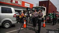 Dirlantas Polda Metro Jaya Kombes Latif Usman menjelaskan, truk menabrak kerumunan orang yang menunggu di halte dan tiang BTS.