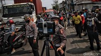 Kecelakaan maut yang melibatkan truk trailer tersebut terjadi sekitar pukul 10.00 WIB. Polisi menyebut kecelakaan maut ini juga melibatkan satu mobil dan sejumlah motor. Ada 2 motor yang belum dievakuasi dari TKP.